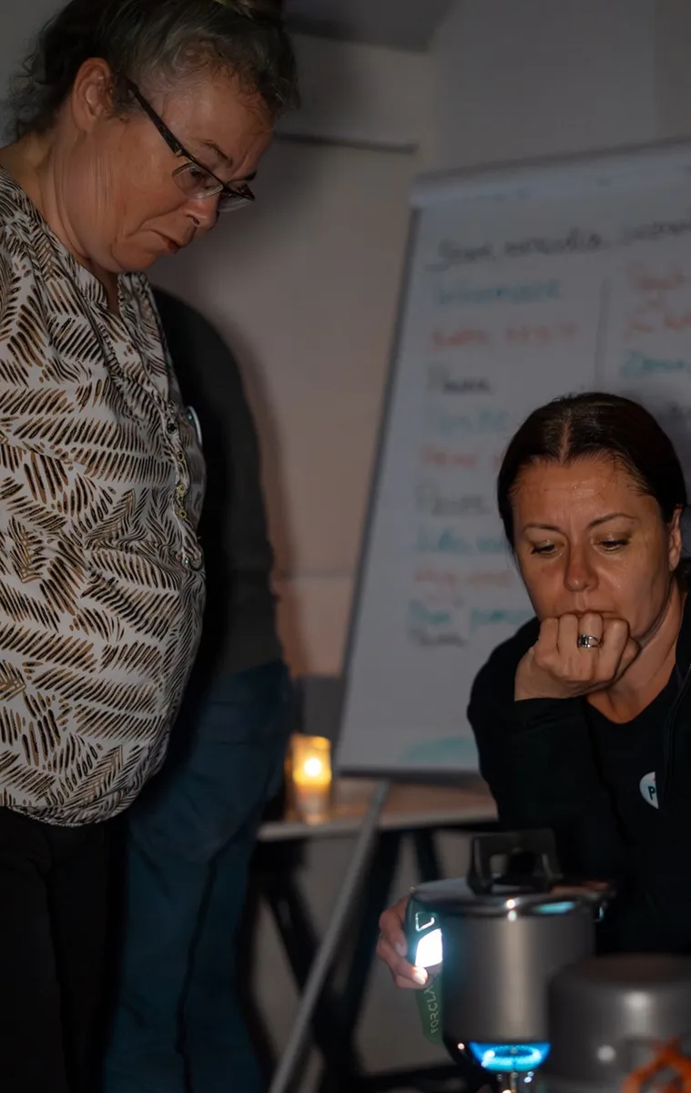 Dvě účastnice řeší vaření u flipchartu s poznámkami
